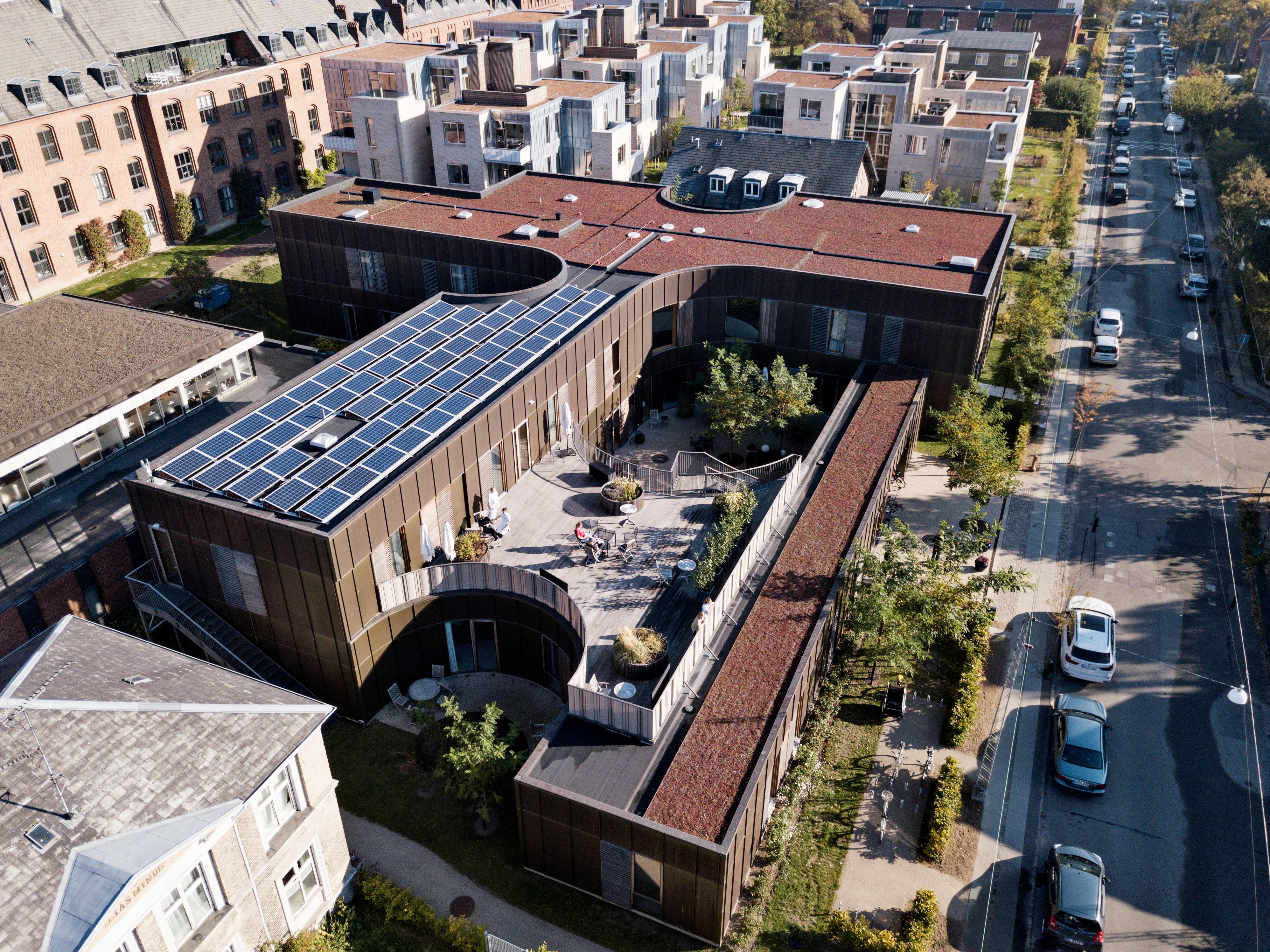 Diakonissestiftelsens Hospice set fra luften med solceller på taget og en tagterrasse.