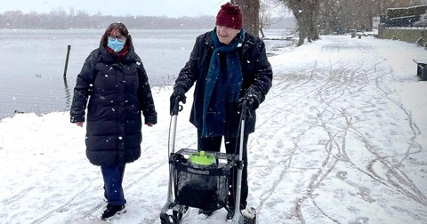 Billedet viser en gåtur med en af beboerne