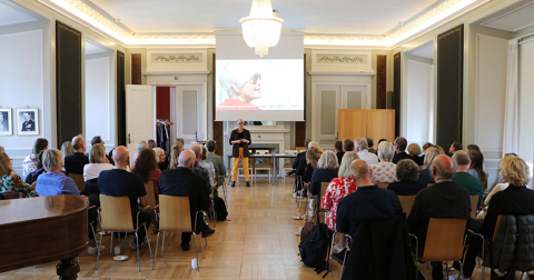 Billedet viser mange mennesker til konference.