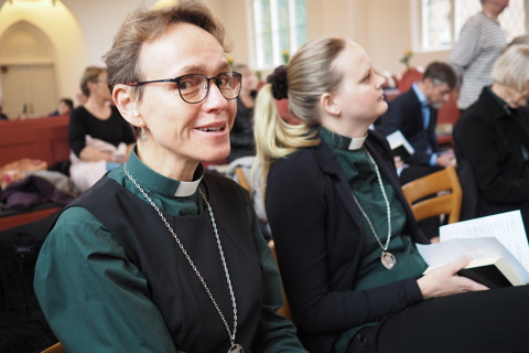 Billedet viser personer i en kirke